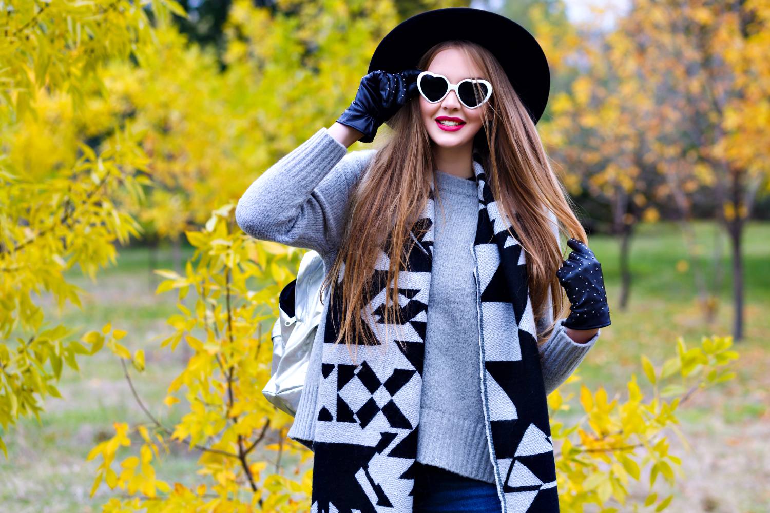 Moda Feminină pentru Toamna-Iarna 2025: Tendințe și Must-Have-uri