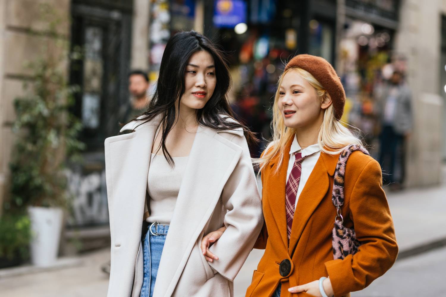 Tendințe Modă 2025: Cum Să Alegi Hainele Potrivite pentru Un Look Modern