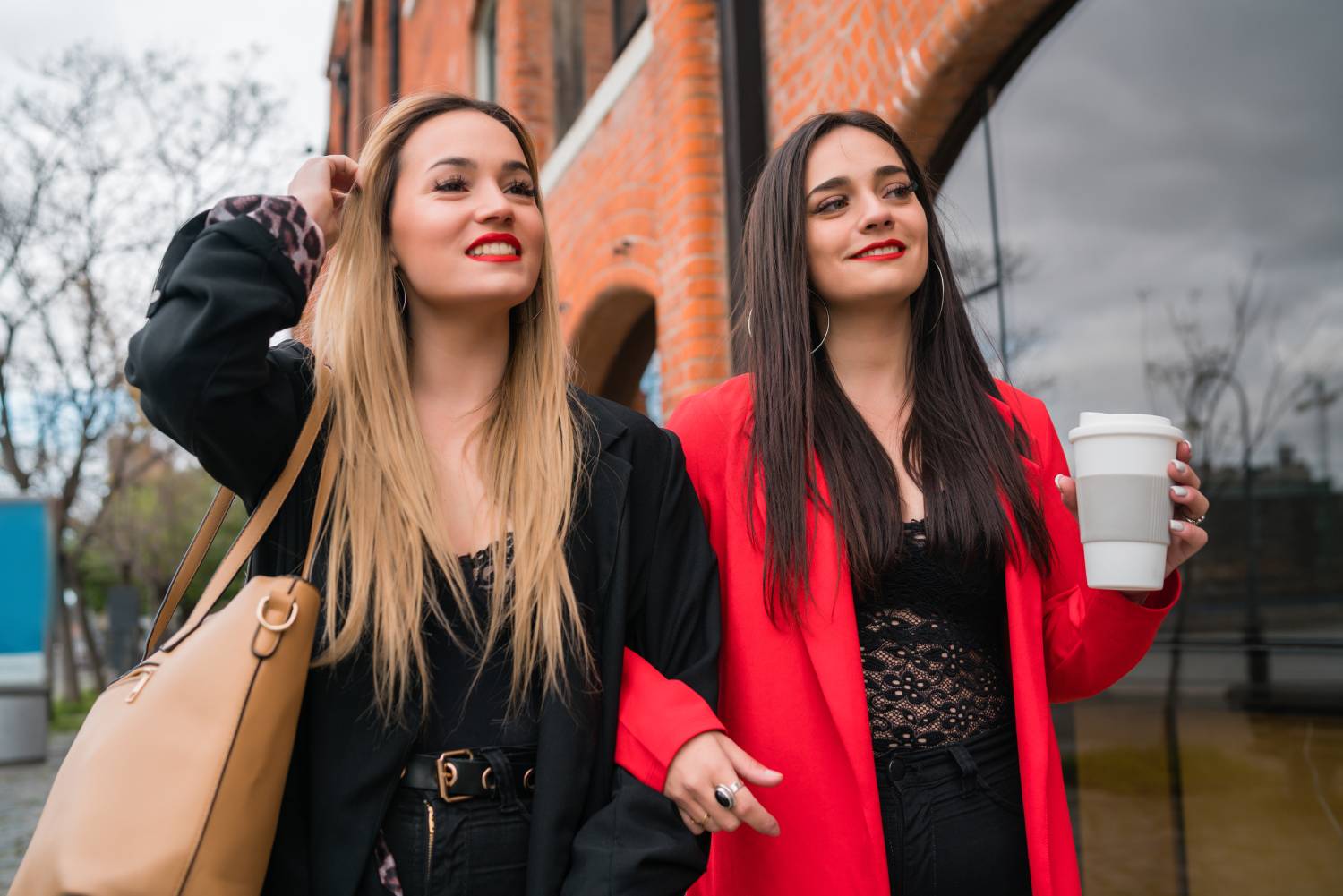 Tendințe Modă 2025: Cum Să Alegi Hainele Potrivite pentru Un Look Modern